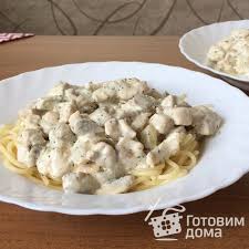 Курица с грибами (куриное филе, грибы, сливки, лук)